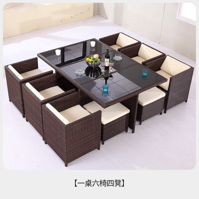 Una mesa, seis sillas y cuatro pedas