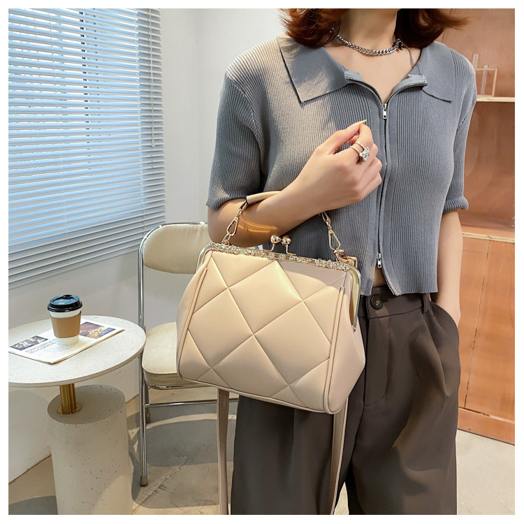 New Fashion Rhombus Embossed One-shoulder Diagonal Clip Bag Wholesale Nihaojewelry display picture 48