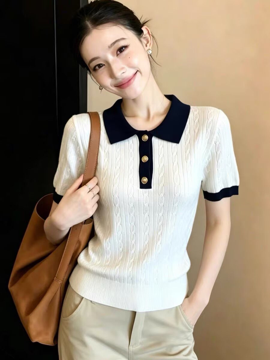 Áo thun nữ cổ polo ngắn tay phối sọc nổi bật, form chuẩn vai thon gọn — trắng