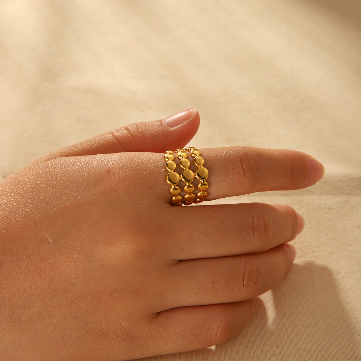 Anillo de oro de 18 quilates de oro de tres capas de acero inoxidable de estilo femenino anillo de acero de titanio no se desvanece
