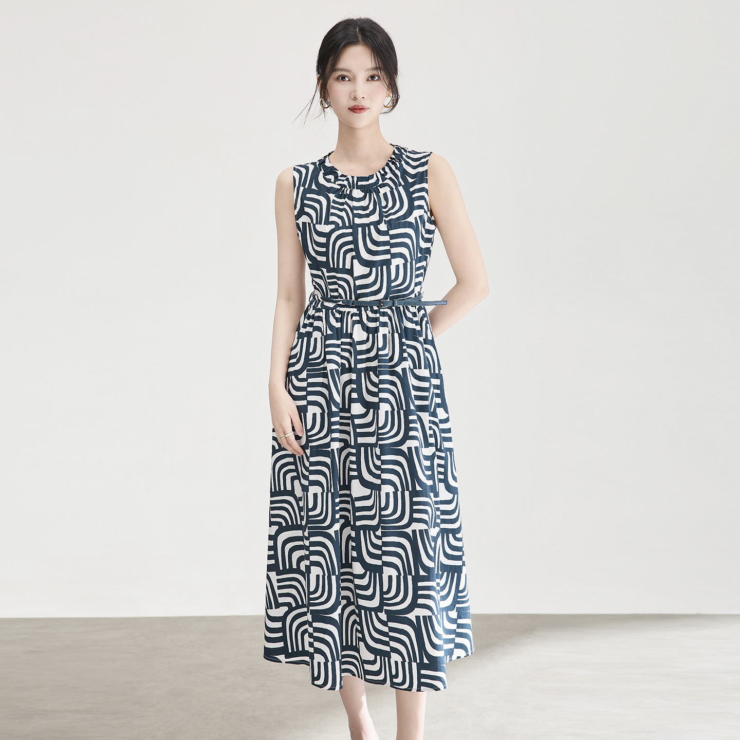 Đầm cotton in họa tiết hình học kẻ ô thắt eo không tay — In hình học