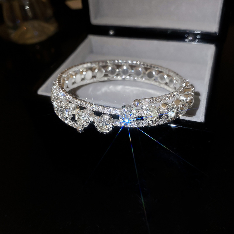 欧米のクロスボーダーにジルコンを入れて、ブレスレットを開けます。