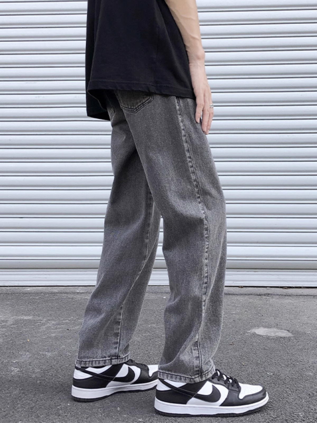 Men's Loose Drape Distressed Washed Jeans Image 2