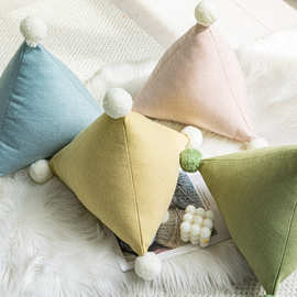 北欧可爱趣味创意抱枕ins粉色蓝色三角毛球糖果枕样板间儿童房