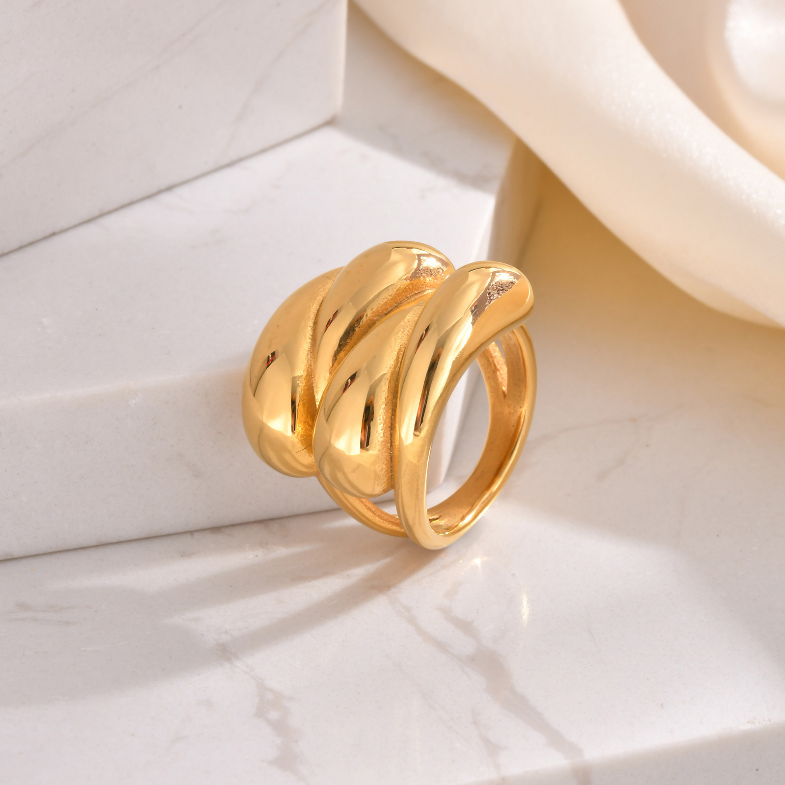 Fashionable glossy brand golden ring stainless steel drop-shaped