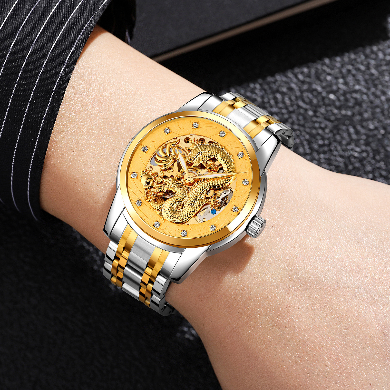 Momento de belleza en relieve de oro dragón penetrante reloj mecánico con diamante correa de acero impermeable reloj de hombre comercial personalizado transfronterizo al por mayor