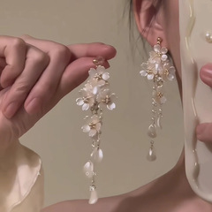 白い桜の真珠のタッセルのイヤリングの女性の甘い小衆森系のリゾート風のピアス