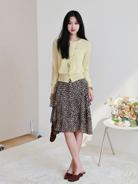 Woolen cardigan with a round collar
