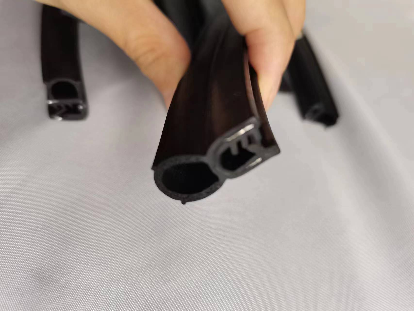 江苏上海浙江安徽苏州铭伦 供应优质钢芯骨架+EPDM发泡密封条