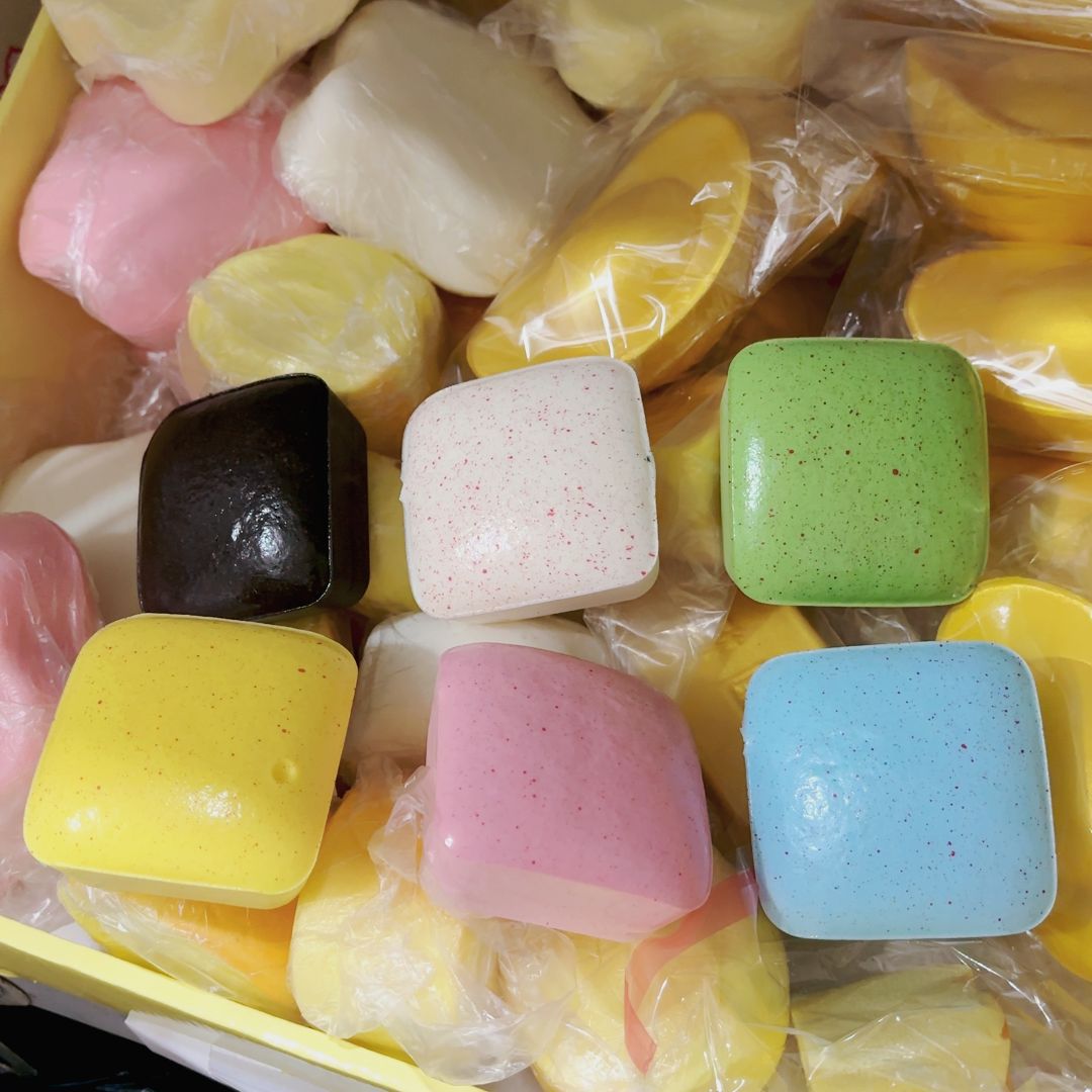 느리게 반동하는 무작위의 부드러운 색상의 작은 사각형 케이크 1개