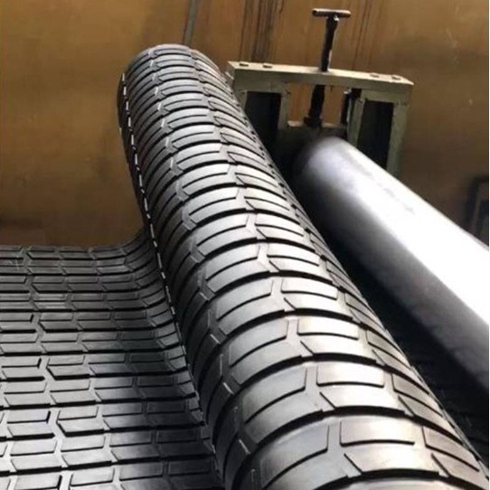 猪羊牛棚防滑垫规格多样防水防潮畜牧垫防滑板铺地垫人字形牛栏垫