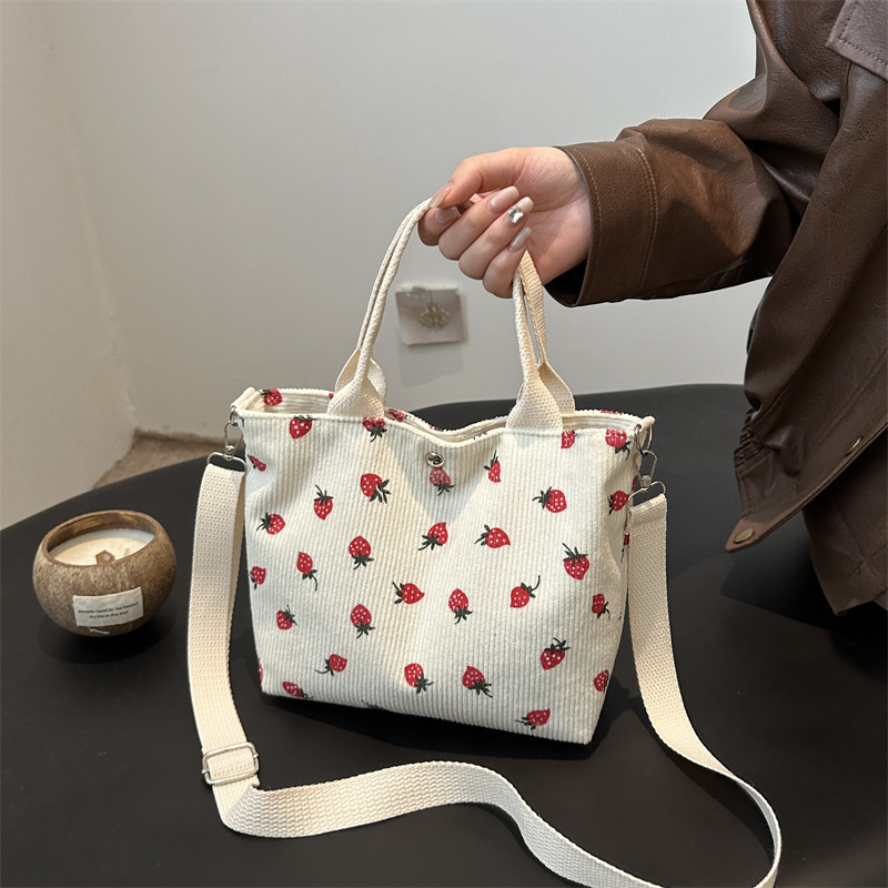 Bolsa de hombro de personalidad casual 2024 verano nuevo estilo de gran capacidad de fresa de lana estilo universitario bolso de mano bolso de mujer