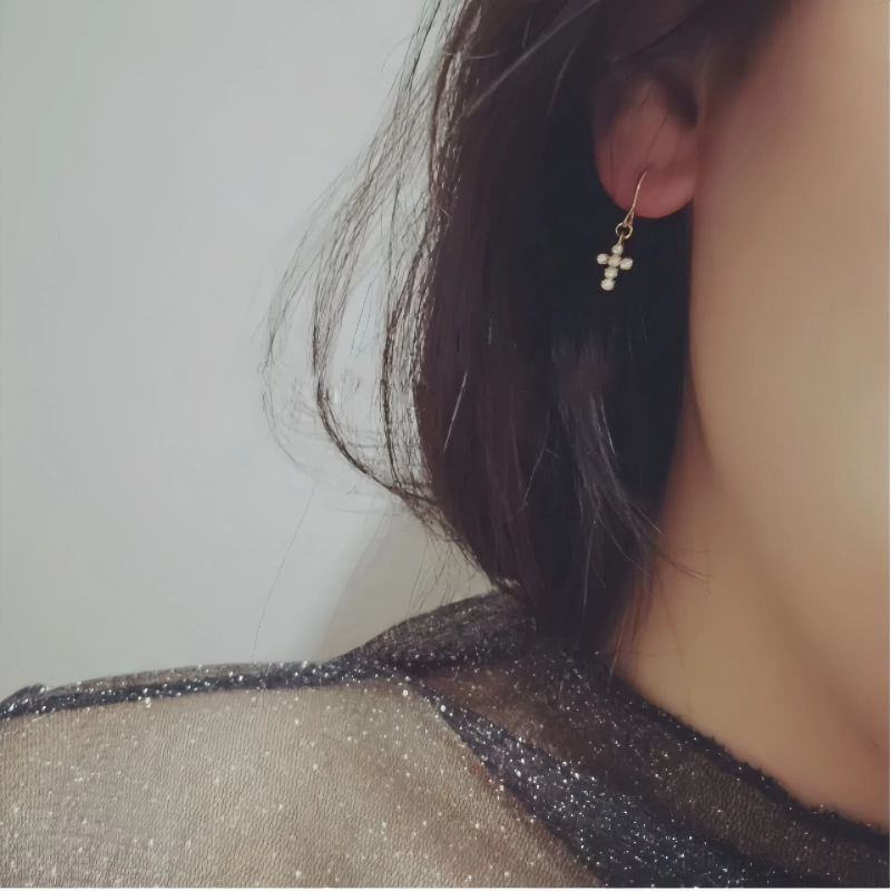 Pendientes de cruz de diamantes de plata de ley S925 chapado en oro de 16 quilates Diseño clásico femenino Pendientes de gancho de oreja de todo fósforo simple y de moda