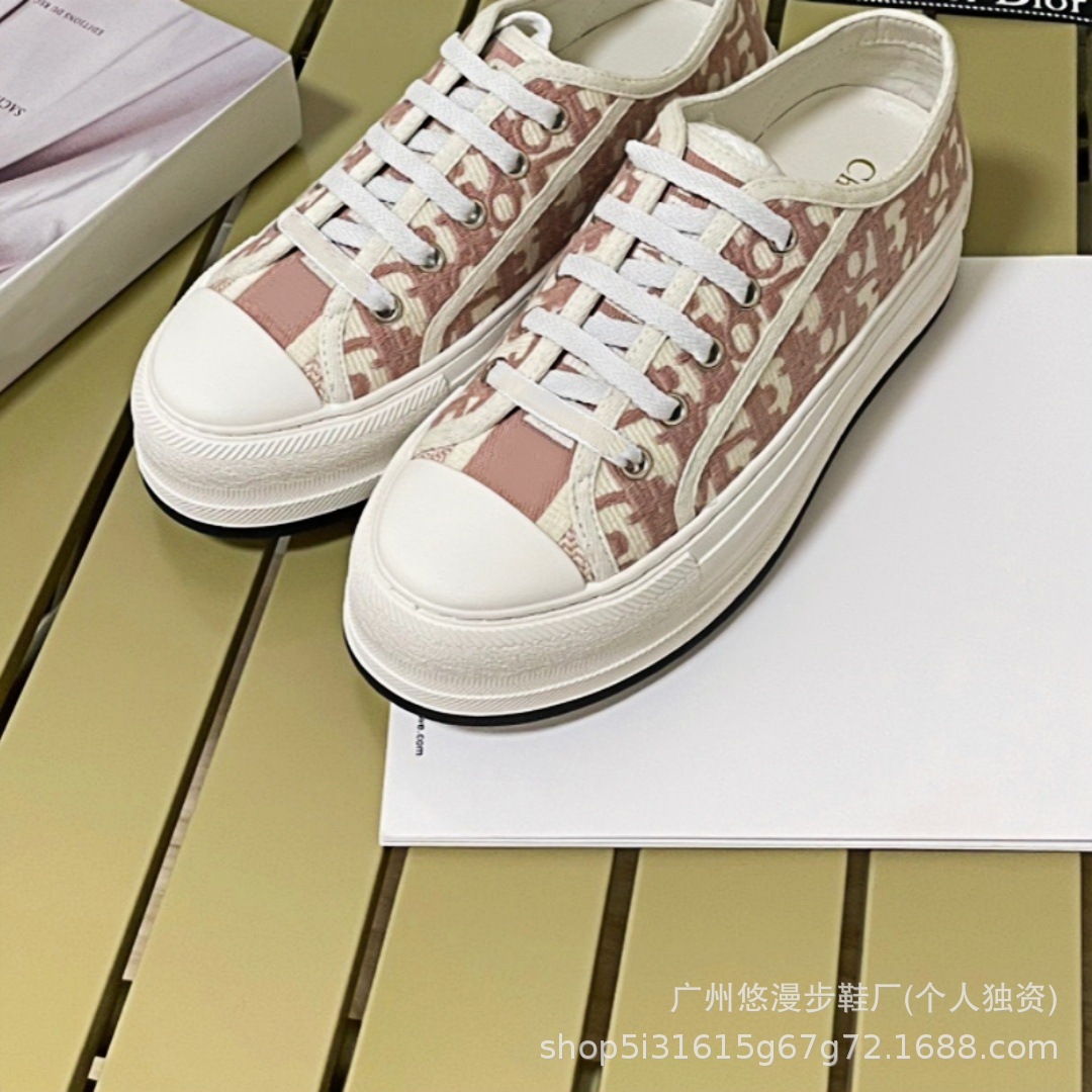 Zapatillas de lona retro con bordado de la marca D, novedad 2026, zapatillas casuales de moda, versátiles, para parejas, con suela gruesa, blancas.