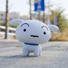 クレヨンしんちゃんの手で白い座り方をしています。