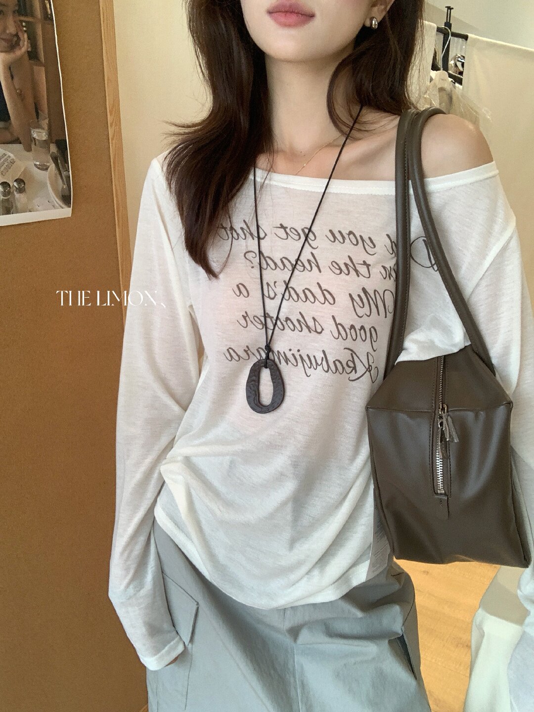 Áo thun nữ tay dài cổ tròn in chữ, phong cách Hàn Quốc, chất liệu cotton thoáng mát — màu đen, màu trắng, màu xám, màu vàng chi tiết 60
