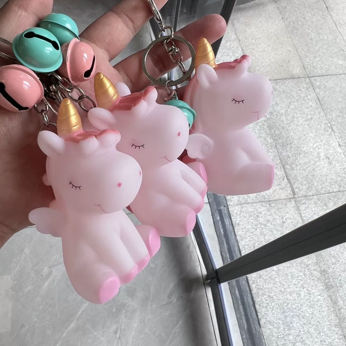 Украшения для единорогов, виниловые милые мультяшные куклы, украшения для тортов, небольшие подарки, брелки с сказочными пони.