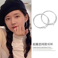 趙露思同項の銀色の大きい輪のイヤリングの女性の高級感の円のピアスは顔の小さい大衆の円の素の輪の耳飾りを現します。