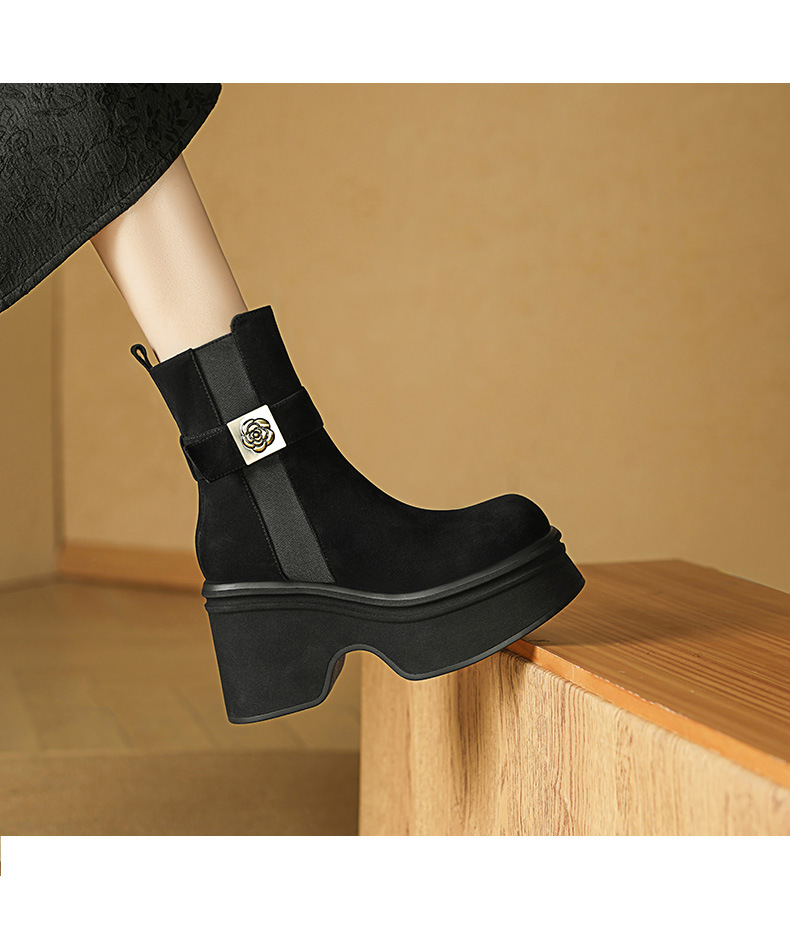 Boot nữ cổ thấp đế platform da lộn gót vuông 9 cm hoa sơn trà kim loại — màu đen, màu cà phê chi tiết 7