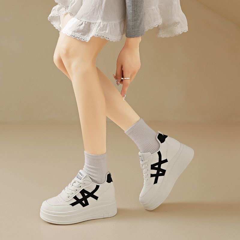 2026 primavera nuevos zapatos blancos de estilo coreano zapatos de skate de escuela deportiva de suela gruesa zapatos casuales de calle blancos