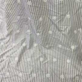 现货条纹小花朵重工绣花面料色织条纹布料衬衫连衣裙服装面料灰色
