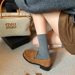 本革の英倫風のスエードの足は丸い頭の太さと楽福の靴の女性の春と秋冬の新型の通勤の小さい革靴の靴を踏んでいます。