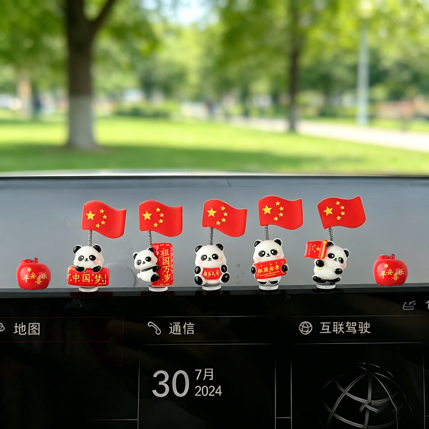 2026 decoraciones de automóviles consola nueva bandera panda decoraciones dibujos animados adornos de escritorio de automóviles eléctricos lindos
