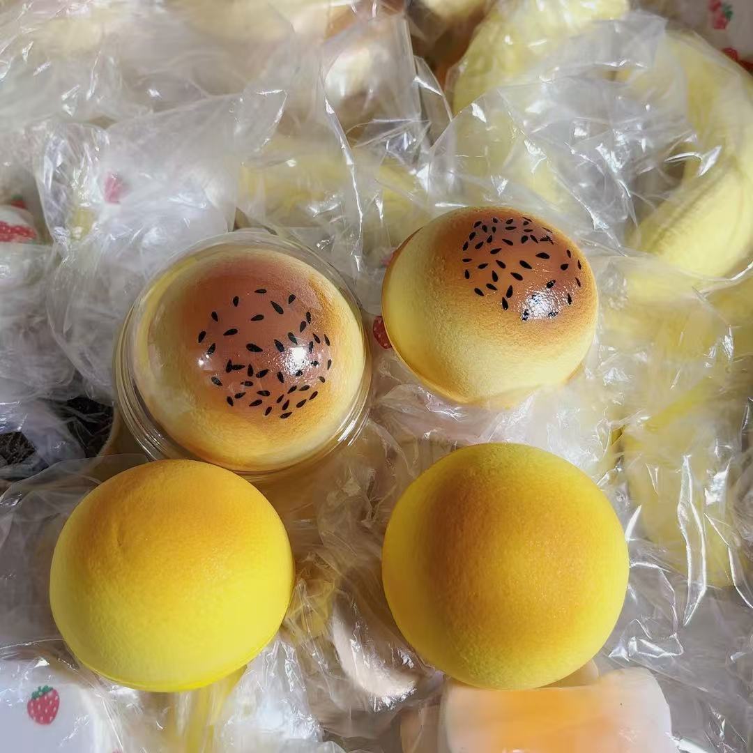 무작위로 느린 리바운드가 있는 젖은 부드러운 빵 1개