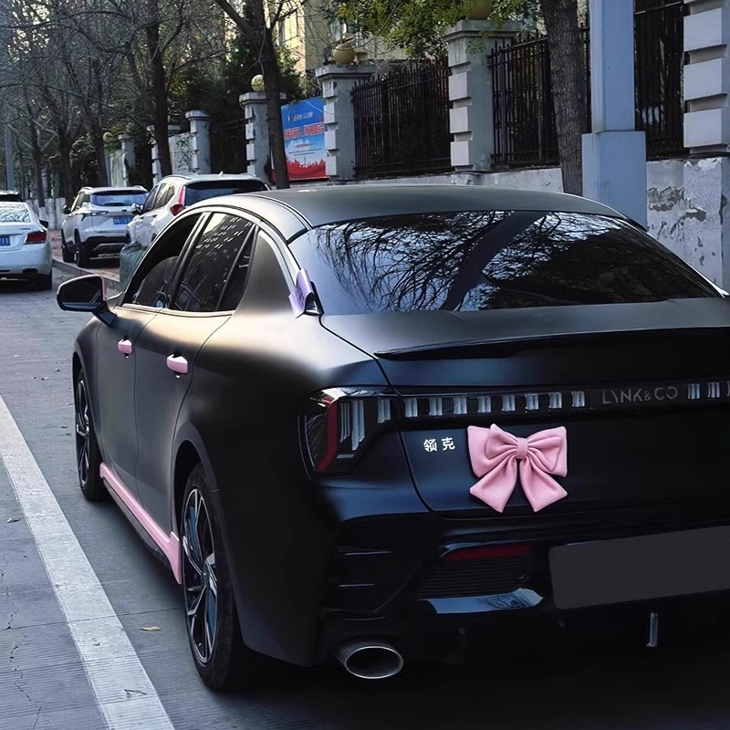 Decoración de la parte trasera del coche con lazo para mujer