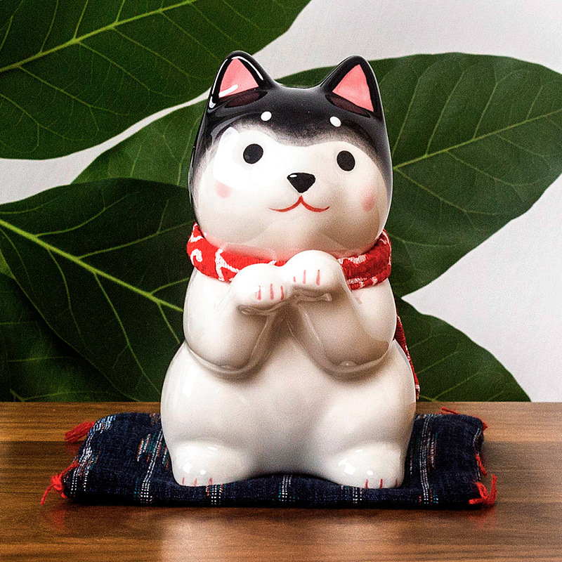 日本の薬師窯の日本式の座り方は柴犬が可愛いです。