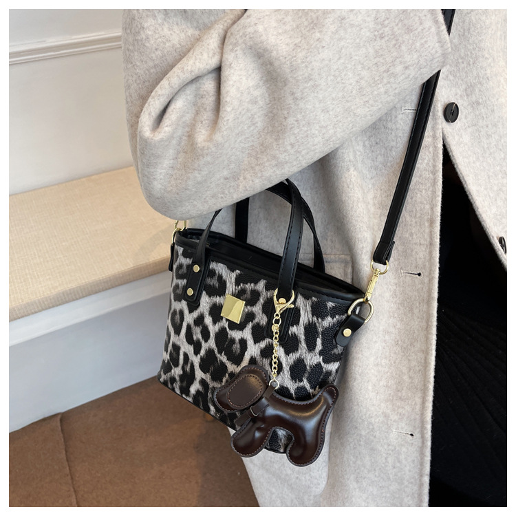 Autumn And Winter New Trendy Temperament Leopard Print Single Shoulder Handbag Messenger Bag display picture 1