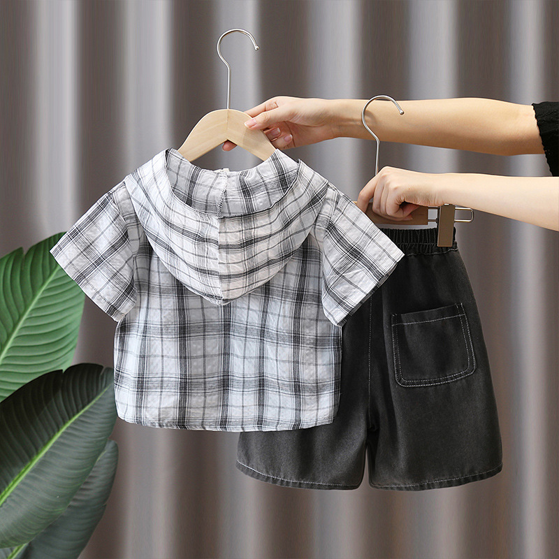 7428 Traje de verano para niños Camisa a cuadros de manga corta con capucha 2025 Nuevo estilo de moda para niños Estilo delgado de la calle frito de verano
