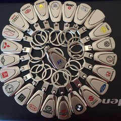 創意的な男性の車の標識のキーホルダーの台形車用の金属の自動車の標識の掛け物の新型の広告の刻字のキーホルダー