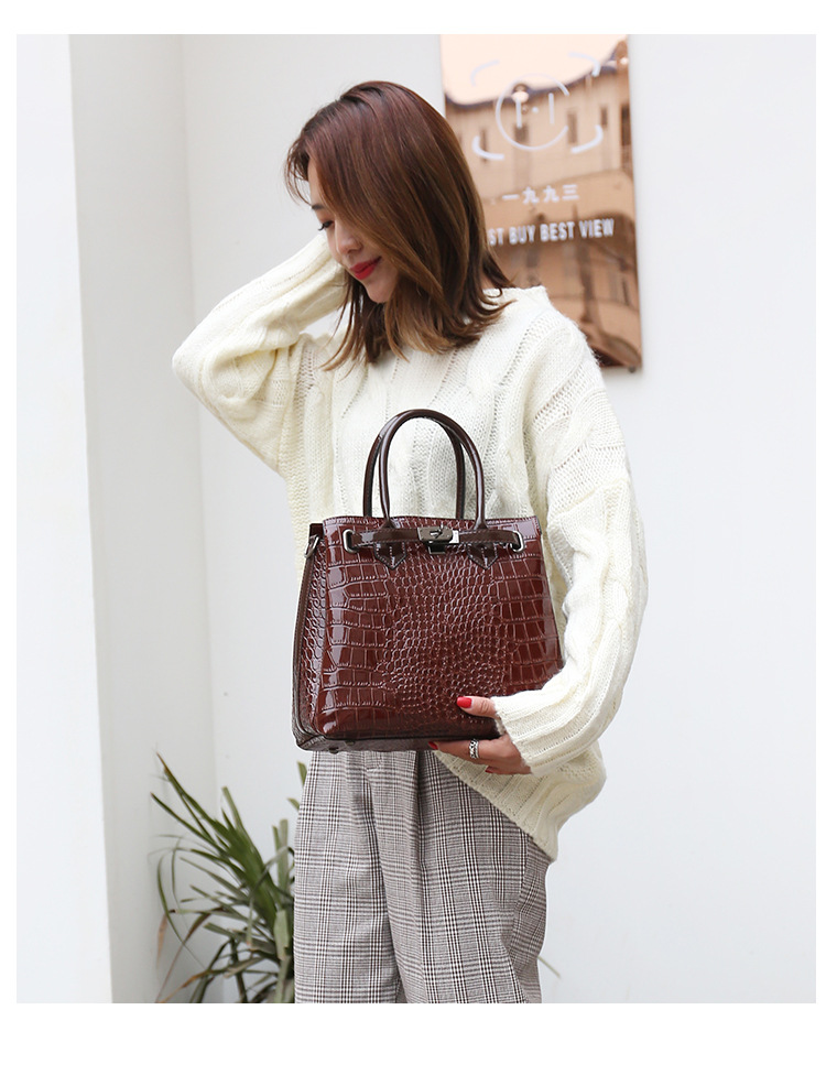 Women's Medium Autumn Pu Leather Solid Color Vintage Style Square Lock Clasp Tote Bag display picture 4