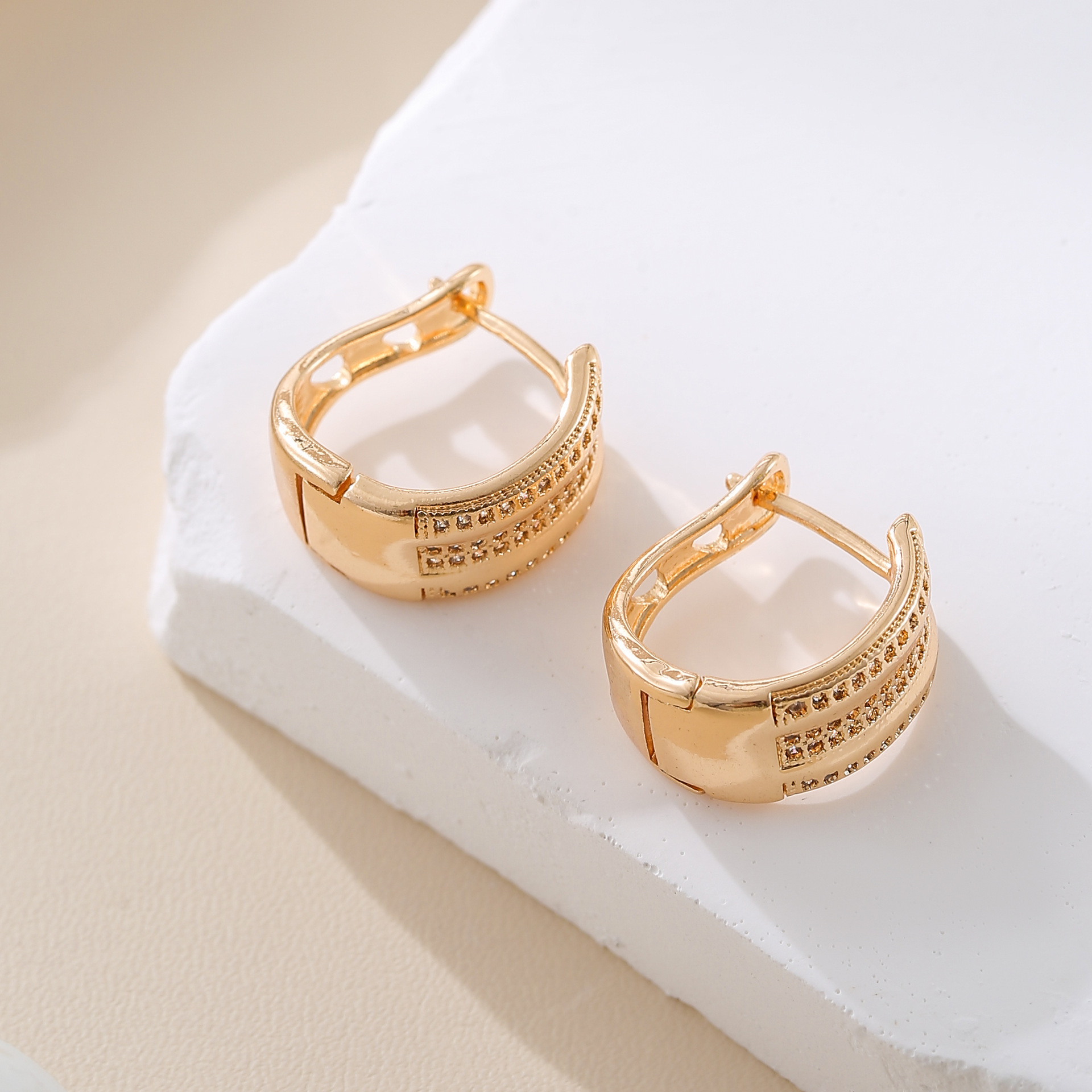 Aretes de moda de Amazon transfronterizos de diseño único, simple y lujoso, pernos retro de alta calidad, micro incrustados con zirconio