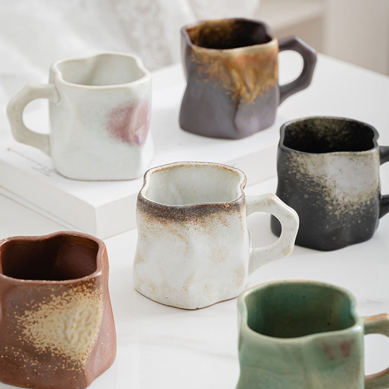 Taza de café japonesa Taza de estilo europeo Taza de desayuno retro para el hogar Taza de agua de pareja de cerámica con personalidad exquisita y hermosa