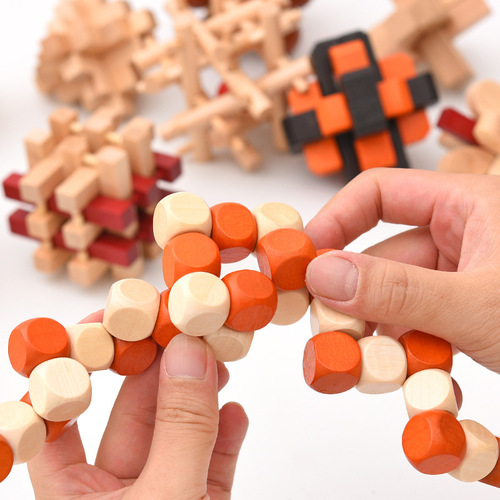 Kong Mingsuo Lubansuo primary school students' educational toys are highly difficult to unlock and decompress the nine-link puzzle box.