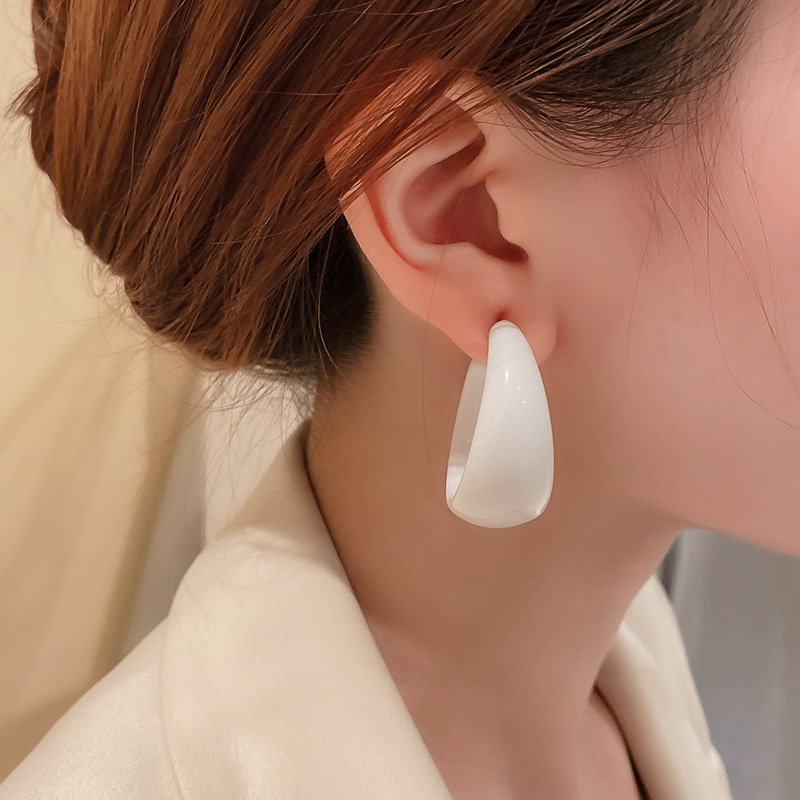 Pendientes redondos con aguja de plata retro estilo de Hong Kong goteo de aceite Pendientes de temperamento de nicho Pendientes de sentido avanzado femenino de verano ligero de moda