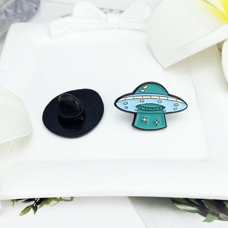 New Creative Cartoon Et and Spaceship Paint Brooch Clothing Bag Metal Accessories Special Lapel Pin Gift