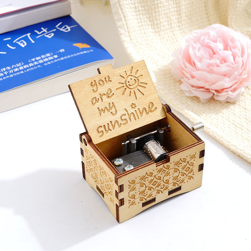 Caja de música de madera Caja de música de manivela tallada vintage Caja de música de madera Impresión en color UV transfronteriza Eres mi sol