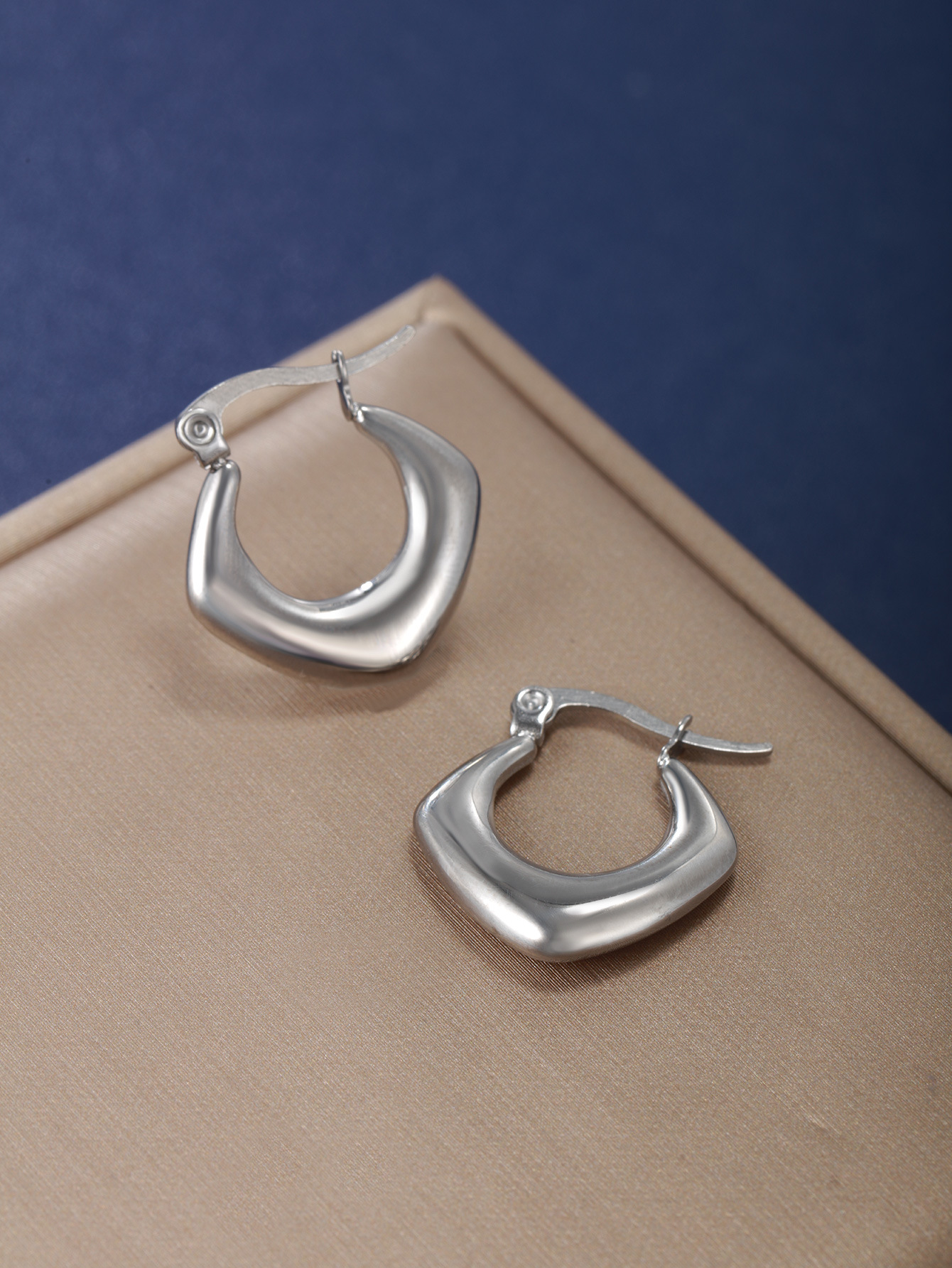 Xuping aretes de acero inoxidable metal de estilo europeo y americano nicho de diseño de aire frío geometría oval aretes para mujeres