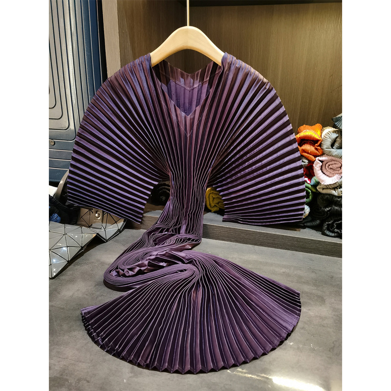 Handmade Accordion Pleated V-Neck Mid-Length Dress, New Style with a High-End Feel, Elegant and Graceful, Loose and Simple, with Pleated Sleeves Handmade Accordion Pleated V-Neck Mid-Length Dress, New Style with a High-End Feel, Elegant and Graceful, Loose and Simple, with Pleated Sleeves