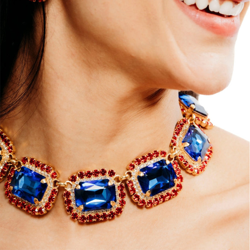 Nuevo conjunto de joyería cuadrada de Europa y los Estados Unidos simple cadena de clavícula de diamante de color nicho pernos de orejas conjunto de joyería femenina