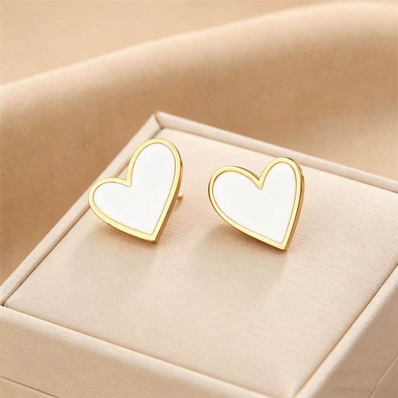 Pendientes de corazón de melocotón negro de personalidad europea y americana Pendientes de corazón grande Pendientes de acero de titanio galvanizado al vacío de oro de 18 quilates que no se desvanece image 3