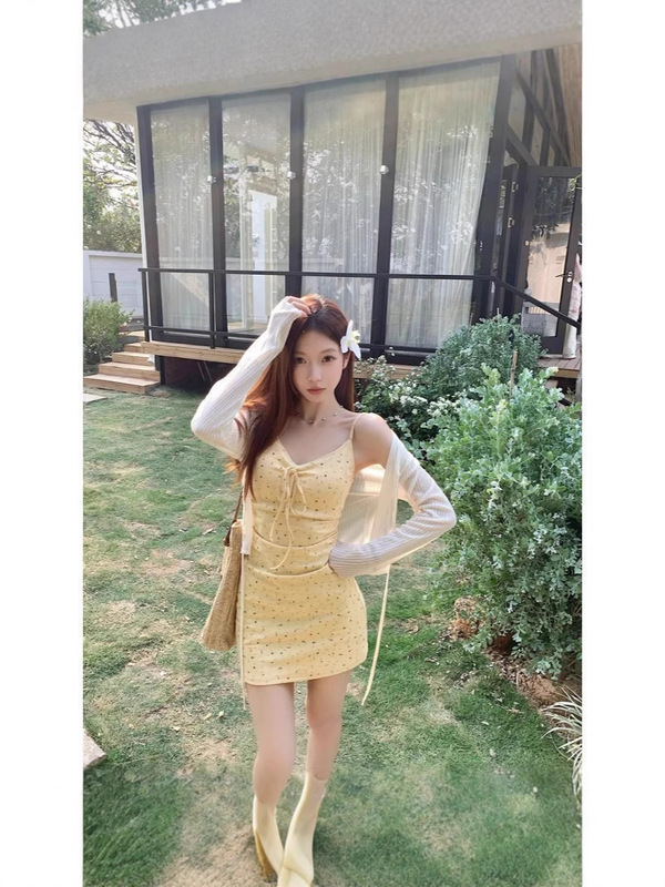 黄色蝴蝶结碎花吊带连衣裙夏季别致绝美海边度假风收腰系带沙滩裙|undefined