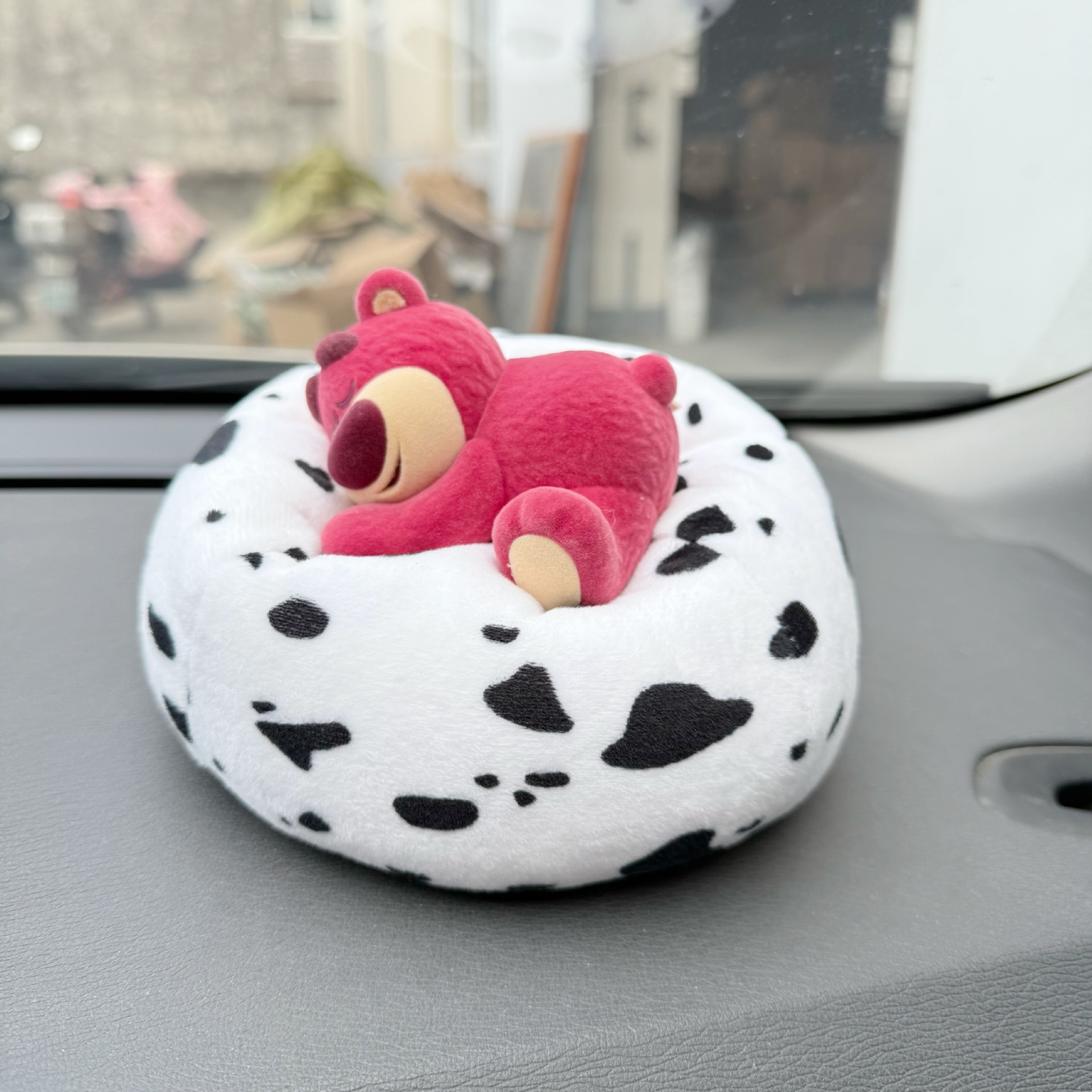 Desk doll sofa BJD blind box strawberry bear trendy figure mini sofa car car decoration lazy bed