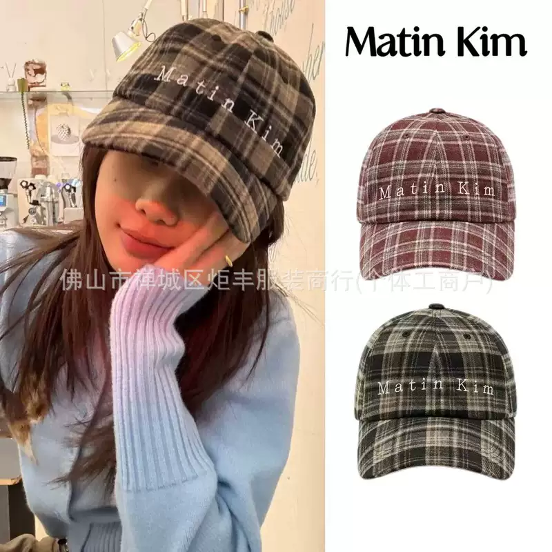 หมวกเบสบอลลายสก็อตแบบมีตัวอักษรปักสไตล์เกาหลีจาก Matin ที่ช่วยทำให้หน้าดูเล็กขึ้น หมวกกันแดดพร้อมลูกเล่นปักตัวอักษรสไตล์เกาหลี สุดอินเทรนด์