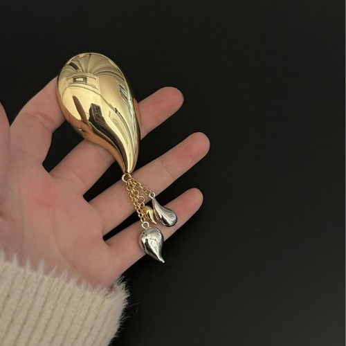 French vintage metal glossy streamlined chili pepper tassel pendant brooch, light luxury high-end sense western wear accessory for women