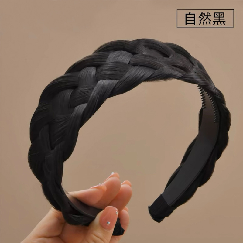 かつらのカチューシャを広げて、六つのつまみを厚くします。|undefined