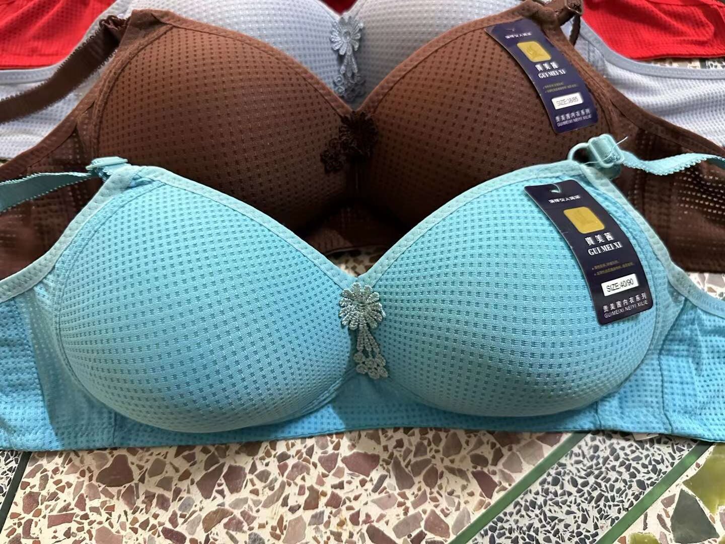 Sujetador de ropa interior mamá transfronteriza tres pechos delgada de mediana edad y ancianos sujetador inalámbrico de algodón empuja hacia arriba más el sujetador de tamaño al por mayor